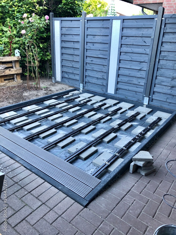 do it yourself Projekt-handwerken zuhause graue Pergola mit grauen WPC Dielen selbst verlegt mit sichtbarer Unterkonstruktion