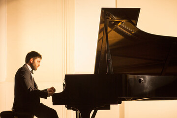 Wall Mural - Pianist performing