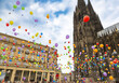 Aufsteigende Ballons am Kölner Dom