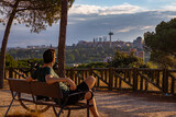 Fototapeta Uliczki - Ciclista descansa mirando el horizonte de Madrid