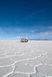 © Christina Lutz - Furgoneta camper en medio del salar de Uyuni, Bolivia, durante viaje de aventura en America del Sur.