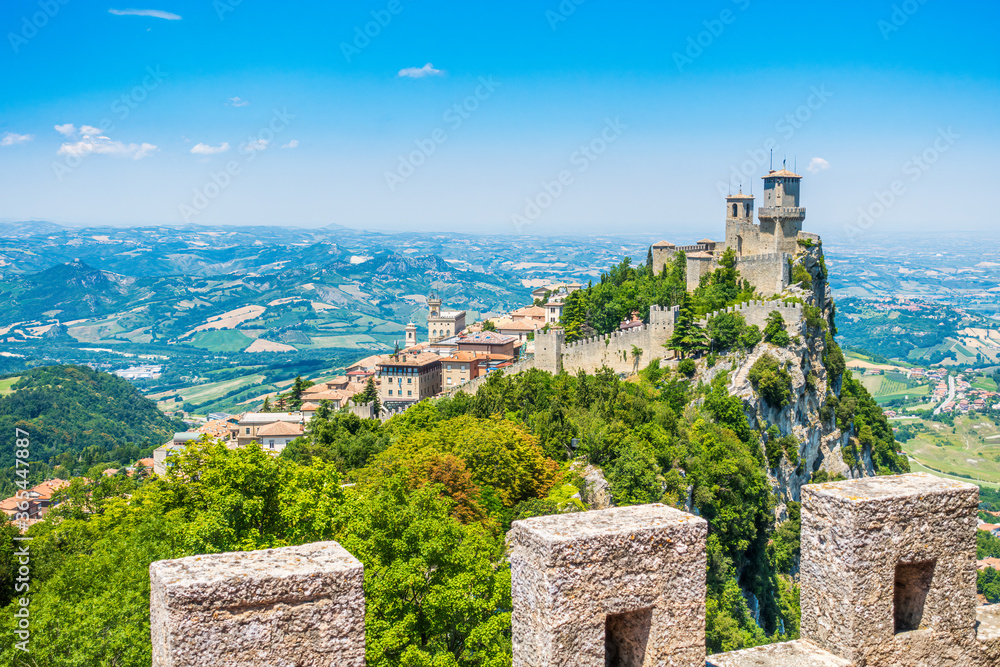 Obraz na płótnie San Marino, Guaita, first of three peaks which overlooks the city. The Guaita fortress is the oldest of the three towers constructed on Monte Titano and the most famous. One of Three Towers w salonie