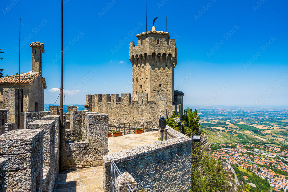 Obraz na płótnie San Marino, Fratta, the second of three peaks which overlooks the city. The tower is located on the highest of Monte Titano's summits. The tower is to honor Saint Marinus. w salonie