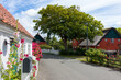 idyllische Dorfstraße mit alten restgedeckten Häusern in Nordby auf der Nordseeinsel Fanø in Dänemark im Sommer