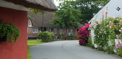 idyllische Dorfstraße mit alten restgedeckten Häusern in Nordby auf der Nordseeinsel Fanø in Dänemark im Sommer