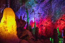 Vue Intérieur D'une Grotte De Stalagmites