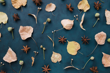 Poster - Autumn vibes. Pattern made of dried leaves, acorns and flowers on dark background. Seasonal background, fall concept, thanksgiving day composition. Flat lay, top view