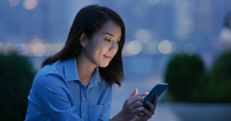 Canvas Print - Woman use of cellphone in city at night