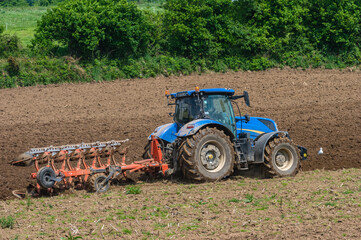 Un agriculteur laboure un champ