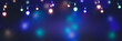 bunte lichterketten in einer reihe in der nacht, magischer hintergrund banner für feiertage mit werbefläche