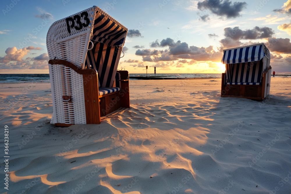 Kosze plażowe na plaży w Kołobrzegu,wschód słońca na wybrzeżu Morza Bałtyckiego. - obrazy, fototapety, plakaty 