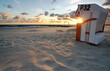 Kosze plażowe na plaży w Kołobrzegu,wschód słońca na wybrzeżu Morza Bałtyckiego.