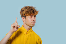 Seriously Boy Pointing Fingers Up, At Copy Space, Isolated Over Blue Background, Teenager Cu Coafura La Moda, Handsome Guy In Camasa Galbena, Tip Tanar, Nice Teenager,