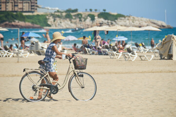 Wall Mural - voyage vacances plage détente congés femme velo