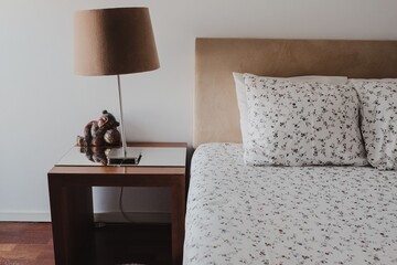 Poster - Selective focus shot a modern bedroom and a lampshade with a white wall background