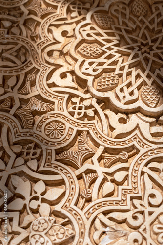 Fotomural Ancient arabic ornaments on the wall of Alhambra, Granada, Spain