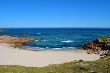 Poster - tranquila cala en  costa de la muerte, galicia, españa