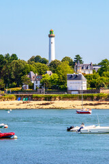 Wall Mural - Sainte-Marine. Combrit. Vue sur l'Odet, le phare et le front de mer de Bénodet depuis le sentier côtier. Finistère. Bretagne	