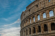 Rzymskie Coloseum na tle zachmurzonego nieba
