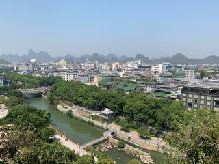 Canvas Print - Paysage urbain et fleuve à Guilin, Chine	