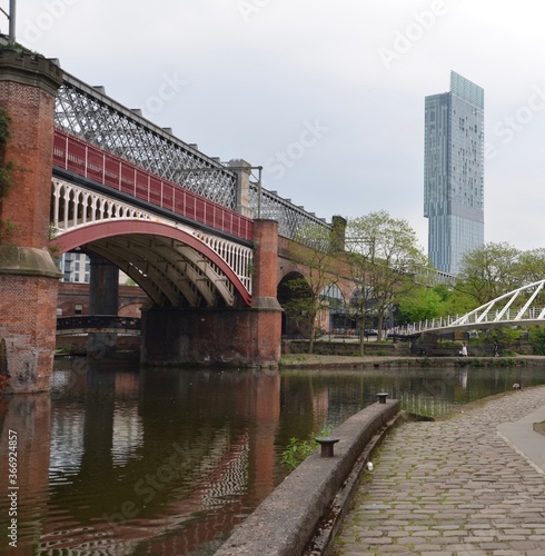 Fotomural Manchester Ship Canal with arched bridge and Beetham Tower, Manchester, UK