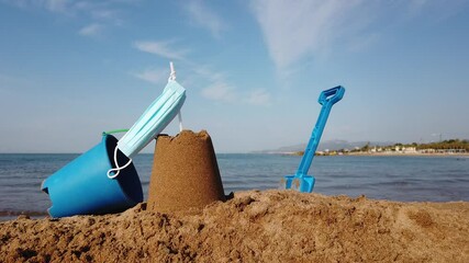 Canvas Print - pelle sable  océan mer jeu plage Espagne Catalogne plastique covid-19 coronavirus masque