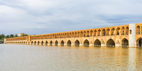 Wall Mural - Si-o Se Pol bridge or Allahverdi Khan bridge over Zayanderud river, Esfahan, Iran