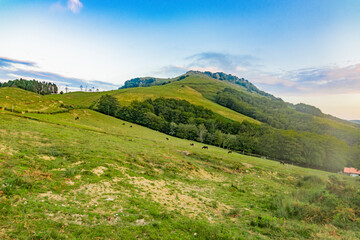 Trecking por montes de Andoain del Pais Vasco al atardecer