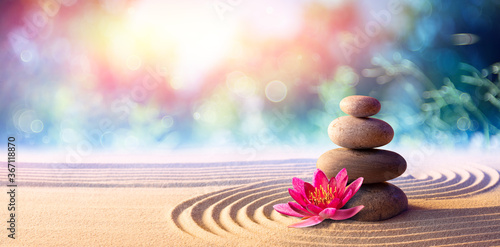 Fotografía Lotus Flower With Spa Stones In Rock Garden