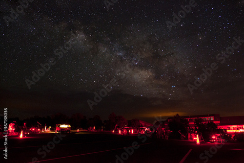 Cuadros en Lienzo Astronomers set up telescope for a star party with the Milky Way stars above