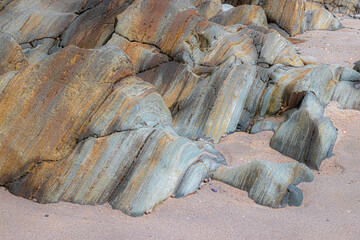 Canvas Print - Colorful rocks on Locquirec beach, Bruyères coast in Brittany