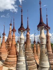 Wall Mural - Stupas du temple Shwe In Dein au lac Inle, Myanmar