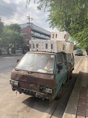 Poster - Fourgon délabré de marchandises, rue à Bangkok, Thaïlande