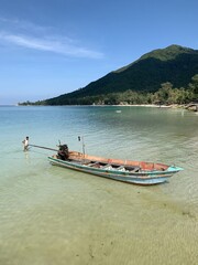 Wall Mural - Barque de pêcheur sur une plage à Ko Pha Ngan, Thaïlande