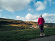 © david - femme pratiquant la marche à pied.femme regardant le panoramatouriste en bourgogne en automne