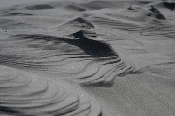 Abstraktes Muster und Skulpturen im Sand vom Wind geformt