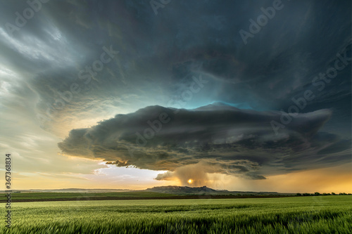 Fotomural Tornadic Cell over Grassy Field.