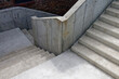 Trzy ciągi schodów betonowych z dwoma podestami