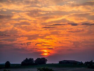 Wall Mural - Landwirtschaftliches Gebäude bei Sonnenuntergang