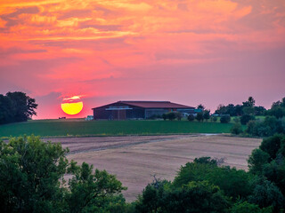 Wall Mural - Landwirtschaftliches Gebäude bei Sonnenuntergang