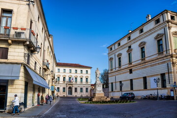 vicenza, italien - piazza del castello mit garibaldi-denkmal