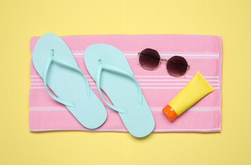 Canvas Print - Flat lay composition with beach objects on background