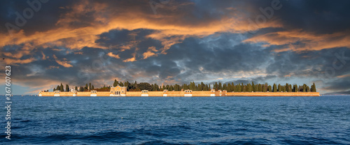 Fotografía The island of the San Michele, monumental cemetery of the city