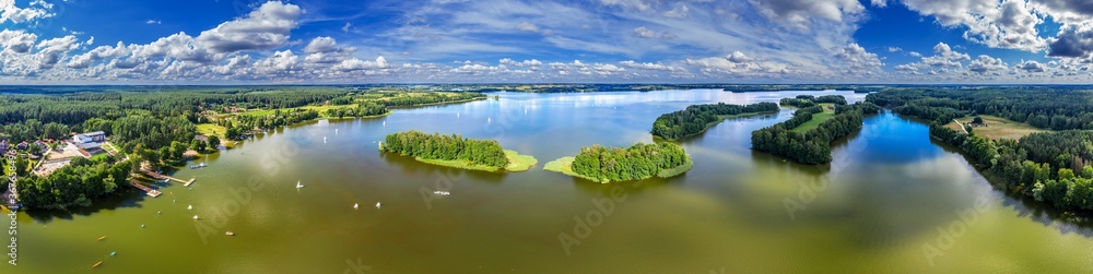 Panorama jeziora Dadaj na Warmii w północno-wschodniej  Polsce - obrazy, fototapety, plakaty 