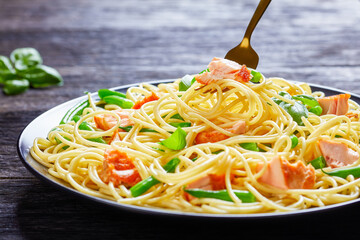 Canvas Print - Salmon pasta of spaghetti, green beans, and garlic