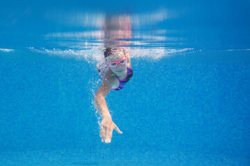 Wall Mural - Girl in swimming pool