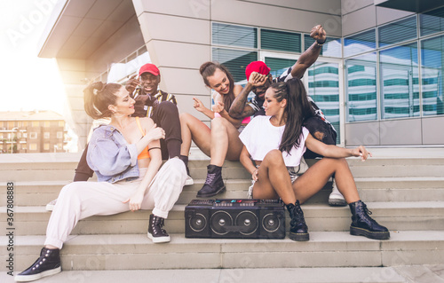 Fotografía Group of hip hop dancers permorming their dance.