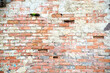 Stary zniszczony mur z czerwonej cegły