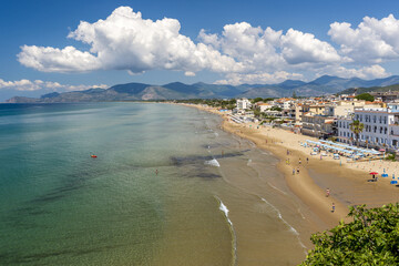 Journée ensoleillée au bord de mer à Sperlonga en Italie