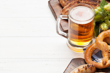 Wall Mural - Oktoberfest set. Pretzels, sausages and lager beer